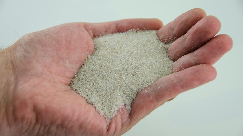 cuanta arena de silice para cesped artificial